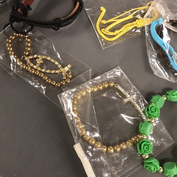 Lot of Costume Jewelry- bracelets - Picture 3 of 12